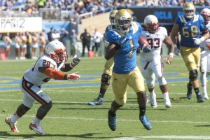 True freshman running back Soso Jamabo charges toward the end zone on a 39-yard run late in the third quarter. Jamabo led the Bruins with 79 rushing yards and 8.8 yards per carry. (Daniel Alcazar/Daily Bruin senior staff)