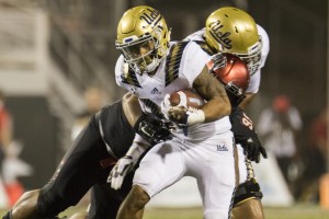 Senior running back Roosevelt Davis, who has carried the ball five times for 19 yards this year, has his sights set on a nursing career once his time with the Bruins is over. (Austin Yu/Daily Bruin senior staff)